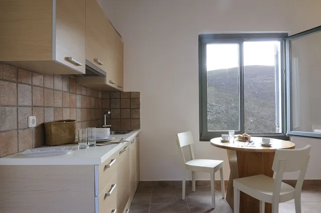 جناح بسرير مزدوج بإطلالة جزئية على البحر مع أريكة، AEGEA BLUE CYCLADITIC RESORT(FOMERLY AEGEA BLUE VILLAS AND SUITES) 2/2