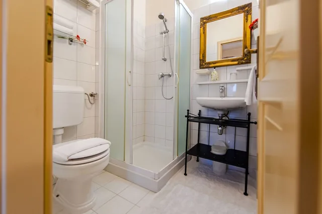 غرفة بسرير كوين بإطلالة على البحر، Residence La Carera 3/3