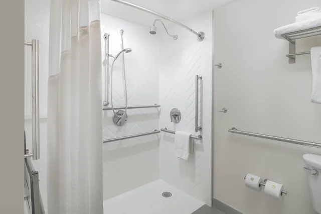 غرفة بسرير كينج وسرير كوين لذوي الإعاقة، Holiday Inn Portland-By The Bay 5/6