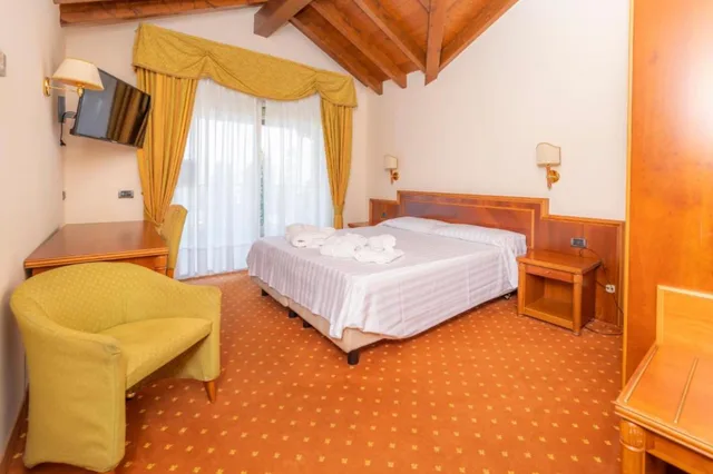 جناح جونيور، Hotel Della Torre 2/4