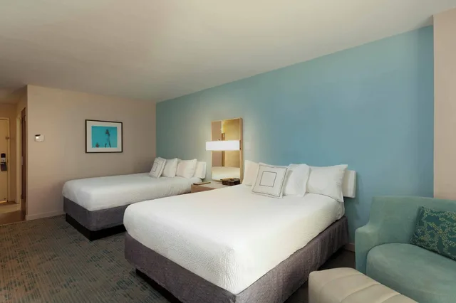 غرفة رباعية بسرير كوين بإطلالة جزئية على البحر، Courtyard Isla Verde Beach Resort 2/3