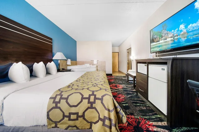 جناح استوديو بسرير كينج بجاكوزي، Baymont By Wyndham Muncie Near Ball State University 2/4