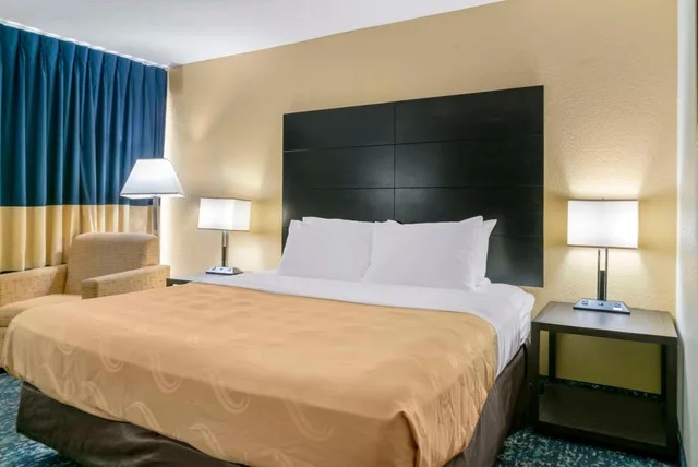 جناح بسرير كينج وسريرين مزدوجين، Quality Inn & Suites Livonia - Detroit 10/16