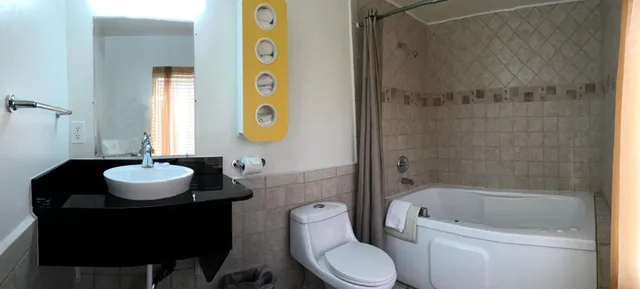 Deluxe, Suite, Multiple Beds, Partial Ocean View، Motel6 Pismo Beach, CA - Pacific Ocean 6/7