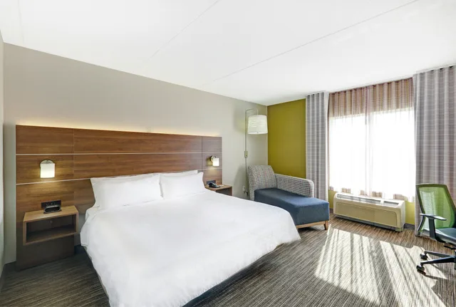 غرفة بسرير كينج لذوي الإعاقة، Holiday Inn Express Hotel Suites Woodstock South 1/5