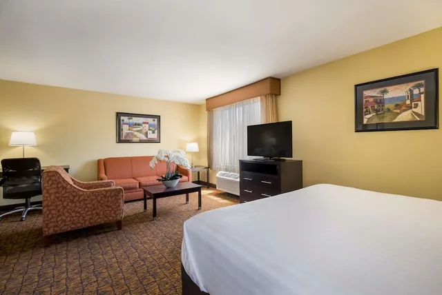 غرفة قياسية كبيرة بسرير كينج مع أريكة، Best Western Escondido Hotel 2/5