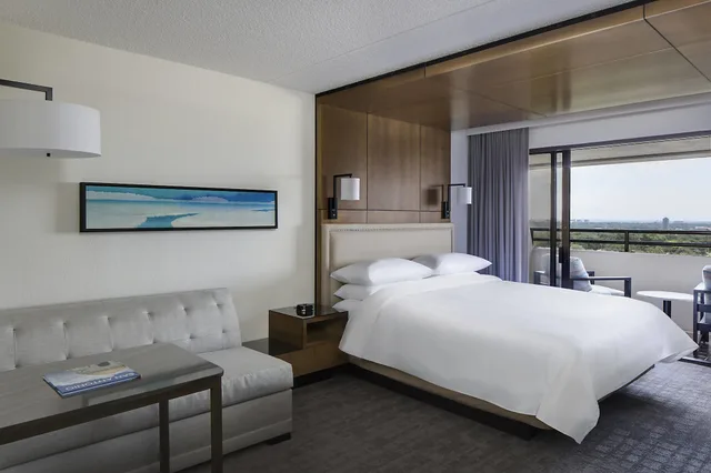 غرفة كلوب بسرير كينج بشرفة مع أريكة، San Antonio Marriott Northwest Medical Center 2/5