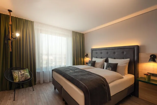 غرفة بريميوم بسرير كوين مع أريكة، Holiday Inn - the niu, Crusoe Bremen Airport 1/6