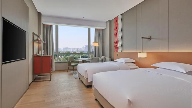 غرفة ديلوكس بسريرين منفصلين بإطلالة على المسبح بشرفة، DoubleTree by Hilton Jiangxi Fuzhou 1/1