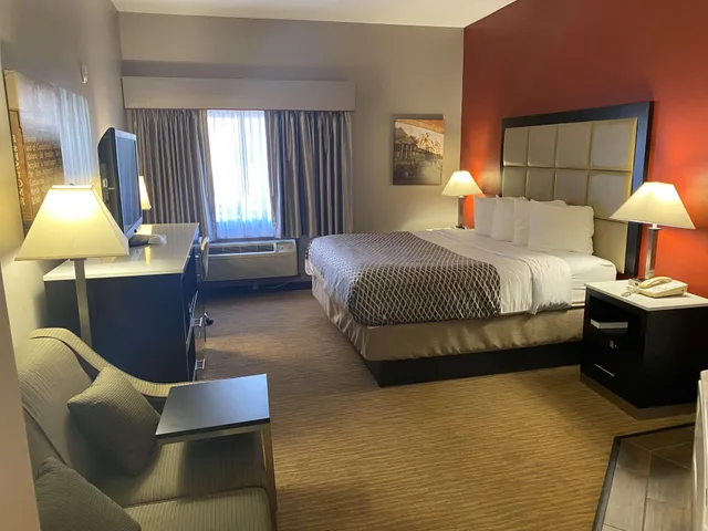 غرفة بسرير كينج مع أريكة بحوض جاكوزي، Best Western Carlisle 2/5