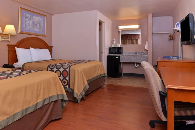 Room, 2 Double Beds, Americas Best Value Inn Eugene 5/6