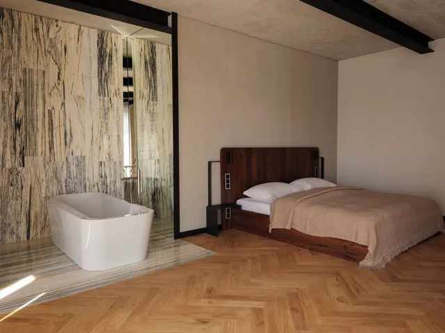 جناح غراند بسرير كينج، Hotel Grand 1/2