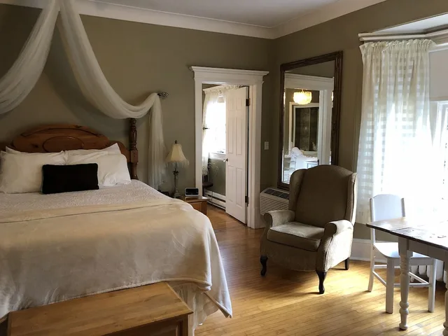 Royal, Port, Queen Bed، Leaside Manor By The Leaside Group 1/4