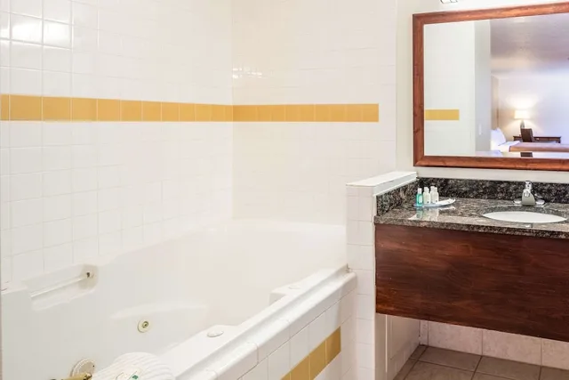 Upgrade, Efficiency, Suite, 1 King and 2 Queen Beds, Quality Inn Keystone near Mount Rushmore 5/5