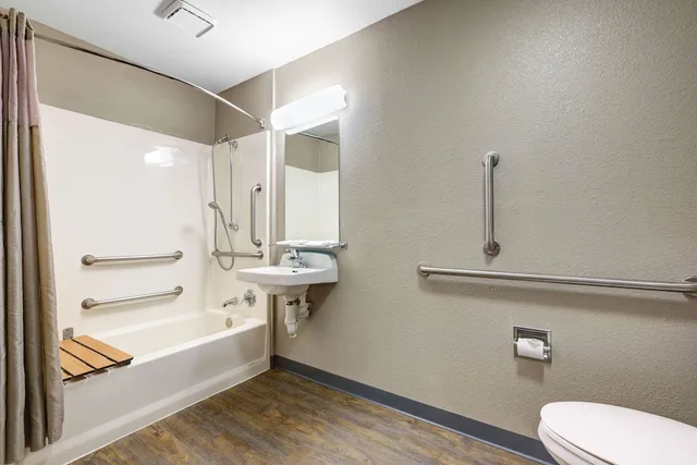غرفة قياسية بسرير مزدوج لذوي الإعاقة، Motel6 Kirkland, WA - North Kirkland 4/6