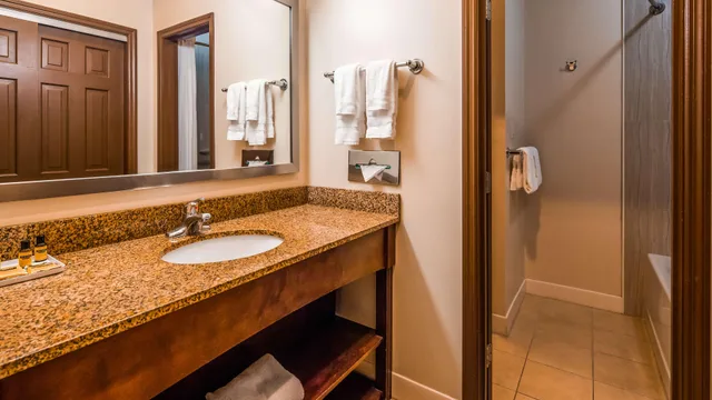جناح، Best Western Plus the Inn And Suites At the Falls 1/2