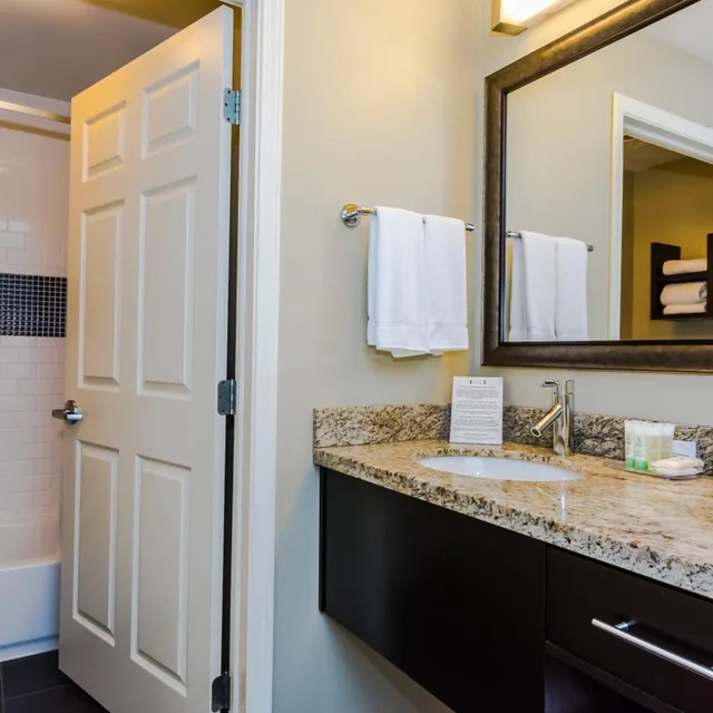 جناح، Staybridge Suites Grand Forks 4/4