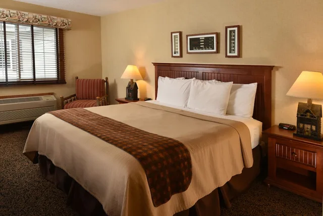 Room, King Bed, Boarders Inn & Suites by Cobblestone Hotels - Waukon 1/3