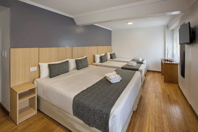 غرفة رباعية بسرير مزدوج وسريرين منفصلين، Sheltown Hotel 1/3