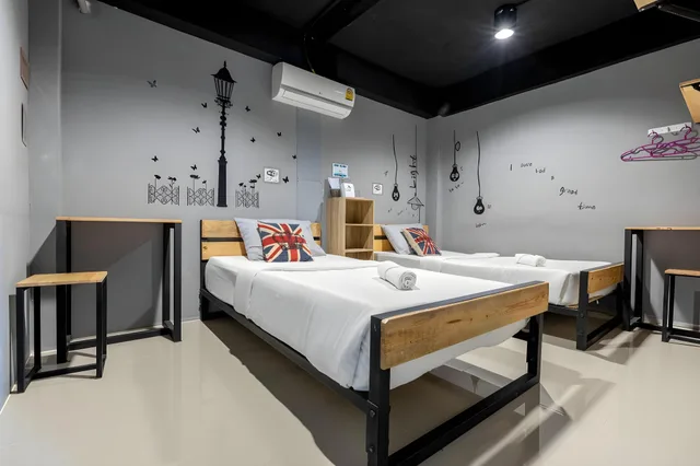 غرفة بسريرين منفصلين بحمام مشترك، La Belle Nuit House 1/3