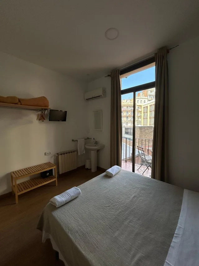 غرفة أساسية ثلاثية بسرير مزدوج وسرير فردي بحمام مشترك، Hostal Delfos 8/10