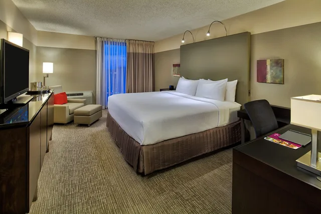 جناح بسرير كينج بغرفة نوم واحدة في طابق مرتفع، Crowne Plaza Chicago West Loop 3/4