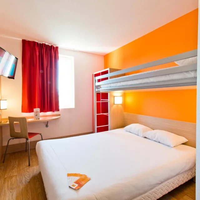 غرفة ثلاثية بسرير مزدوج وسرير فردي، Hotel Premiere Classe Sens Nord Saint Clement 2/10