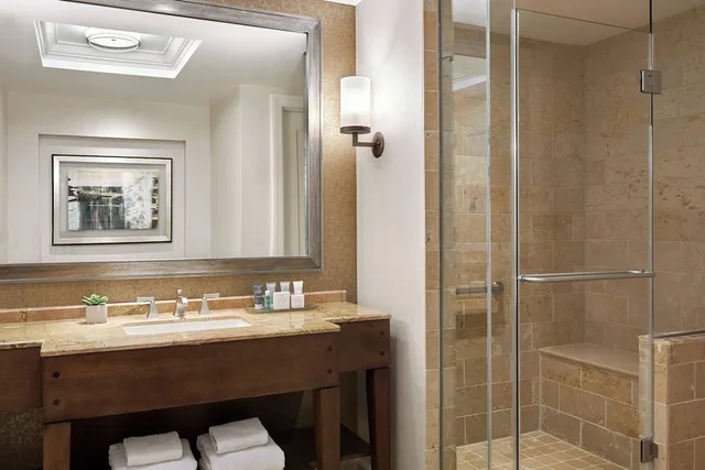 غرفة سيغنتشر بسرير كينج مع أريكة لذوي الإعاقة، JW Marriott San Antonio Hill Country Resort & Spa 3/3