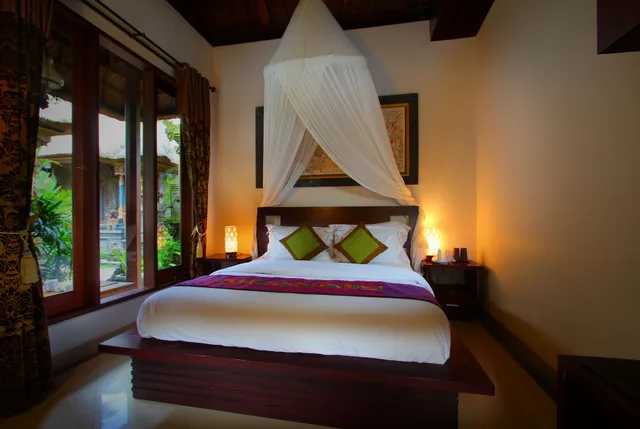 غرفة بسريرين منفصلين بشرفة، De Umah Bali Eco Tradi Home 1/4