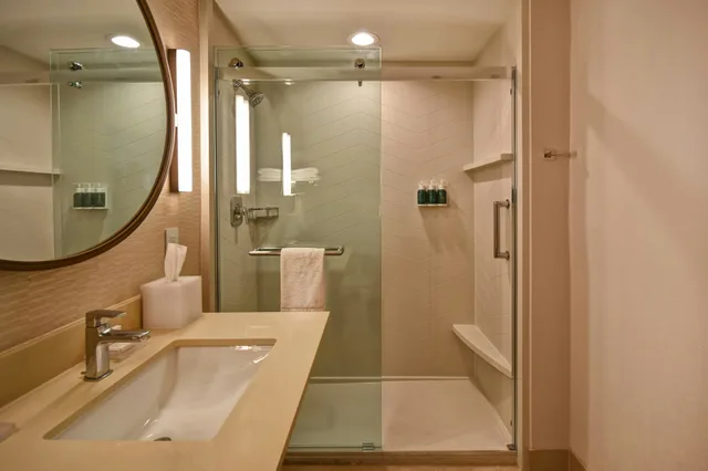 غرفة، Fairfield Inn & Suites By Marriott Milwaukee North 2/2