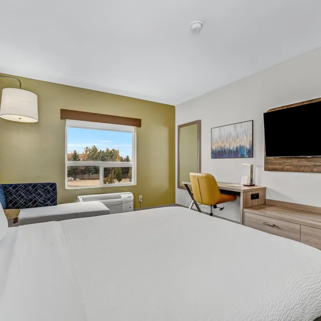 غرفة قياسية بسرير كينج وسرير كوين، Holiday Inn Express Hotel Suites Edmonton South 1/9