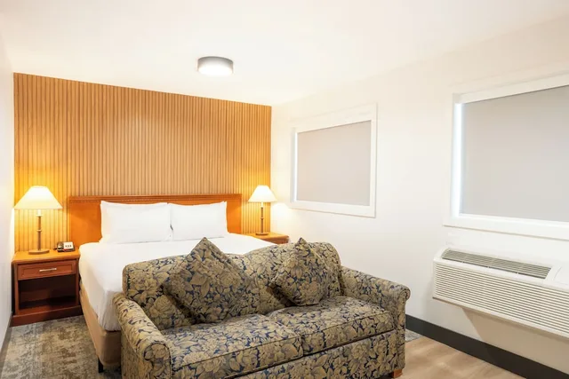 غرفة بزنس بسرير كينج، Travelodge by Wyndham Langley 1/4