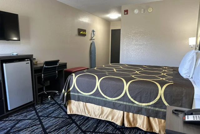 غرفة بسرير كينج، Super 8 by Wyndham Kinder/Coushatta near Casino 5/5