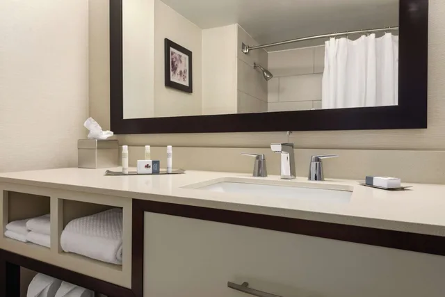 جناح بسرير كينج، Doubletree By Hilton Milwaukee 3/3
