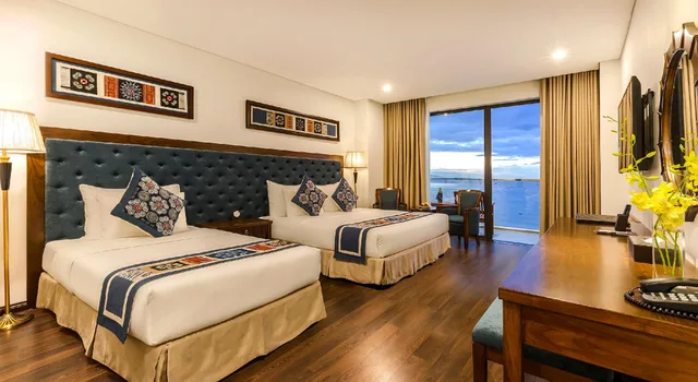 غرفة ثلاثية بسرير كينج وسرير فردي بإطلالة على البحر، Balcona Hotel Da Nang 1/1