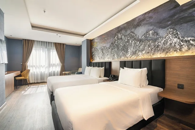 غرفة بريميير ثلاثية بسرير كوين وسرير فردي بإطلالة على المدينة بحوض استحمام، Nicecy Hotel Suites Spa 5/10