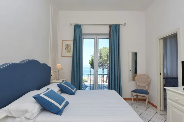 غرفة بانورامية بسرير مزدوج بإطلالة على البحر بشرفة، Garden Riviera 1/9