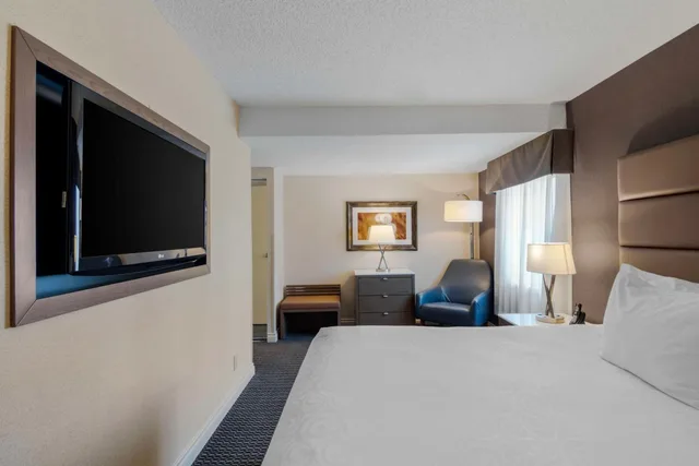 غرفة تنفيذية بسرير كينج بشرفة، Best Western Premier Chateau Granville Hotel and Suites and Conf. Centre 2/8