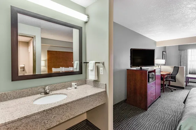 غرفة بسرير كوين، Americinn By Wyndham Des Moines Airport 5/7