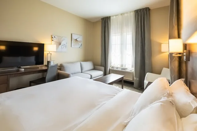 غرفة عائلية بسرير كوين مع أريكة، IMPERIA HOTEL & SUITES TERREBONNE 1/3