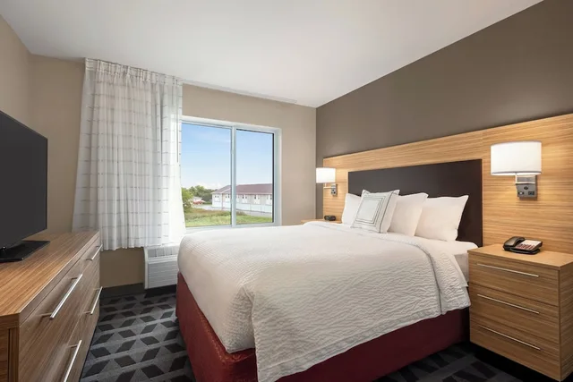 جناح بسرير كوين بغرفة نوم واحدة مع أريكة لذوي الإعاقة، TownePlace Suites by Marriott Janesville 1/2