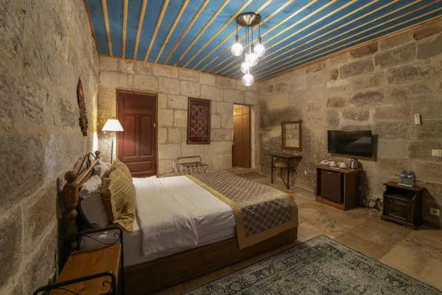 جناح جونيور، Tekkaya Cave Hotel 5/10
