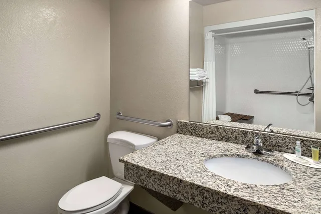 غرفة بسرير كينج لذوي الإعاقة، Travelodge by Wyndham Dexter 4/5