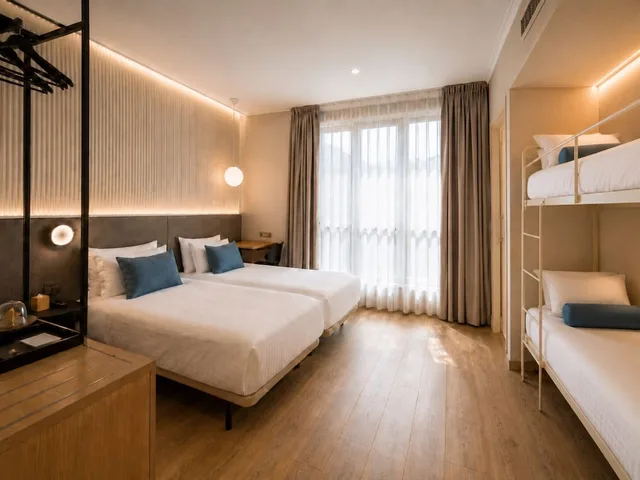 Room, Quadruple, Double and Bunk Bed, Petit Palace Plaza Espana 2/10