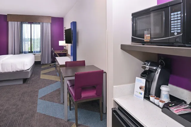 غرفة قياسية بسرير كينج مع أريكة، Holiday Inn Express Suites Bryant Benton Area 4/4