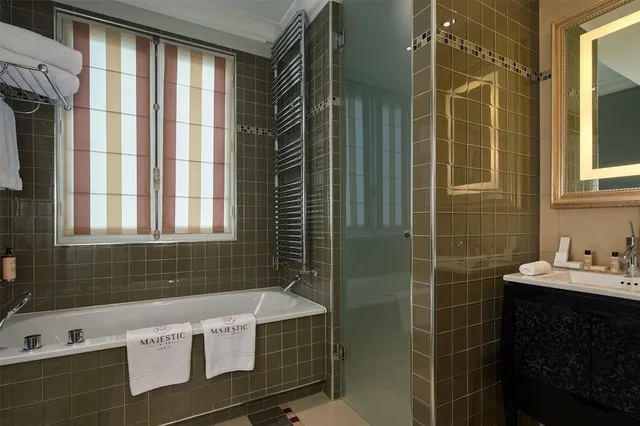 جناح بسرير كينج بشرفة مع أريكة، Majestic Hotel Spa 2/3