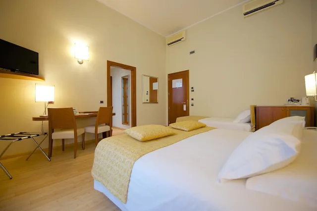 غرفة قياسية بسرير كوين وسرير فردي، Best Western Crystal Palace Hotel 2/6