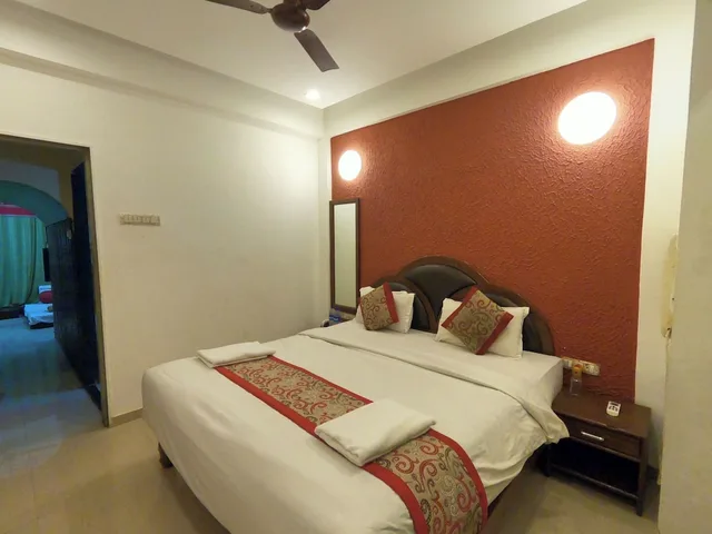 Wooden, King Bed، Hill Forest Resort 1/7