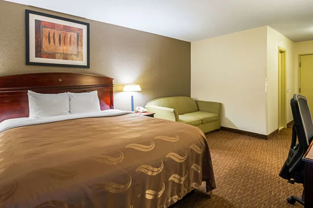 غرفة قياسية بسرير كينج، Quality Inn Fairmont 1/5