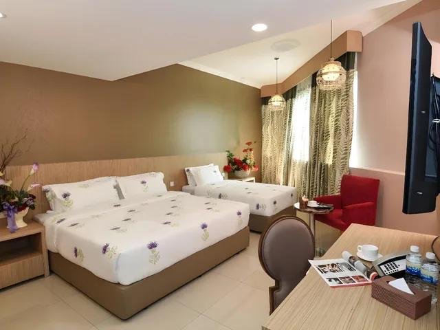 غرفة ديلوكس ثلاثية بسرير كينج وسرير فردي، Hotel Holmes Gp 1/2
